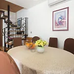 Lovely In 펜션 Kučiće